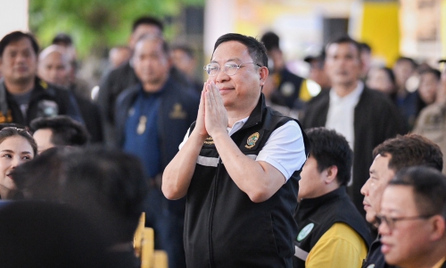 อธิบดีกรมปศุสัตว์ร่วมติดตามคณะ รมว.เกษตรฯ ลงพื้นตรวจติดตามสถานการณ์อุทกภัยในพื้นที่จังหวัดนครศรีธรรมราช พร้อมมอบหญ้าอาหารสัตว์พระราชทานและถุงยังชีพปศุสัตว์ให้แก่เกษตรกรผู้ประสบภัยพิบัติ