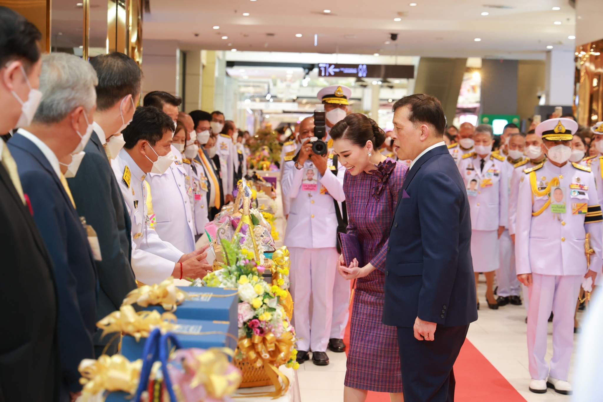 พระบาทสมเด็จพระเจ้าอยู่หัว และสมเด็จพระนางเจ้าฯ พระบรมราชินี เสด็จพระราชดำเนินไปทรงเปิดงาน "โครงการหลวง 55"