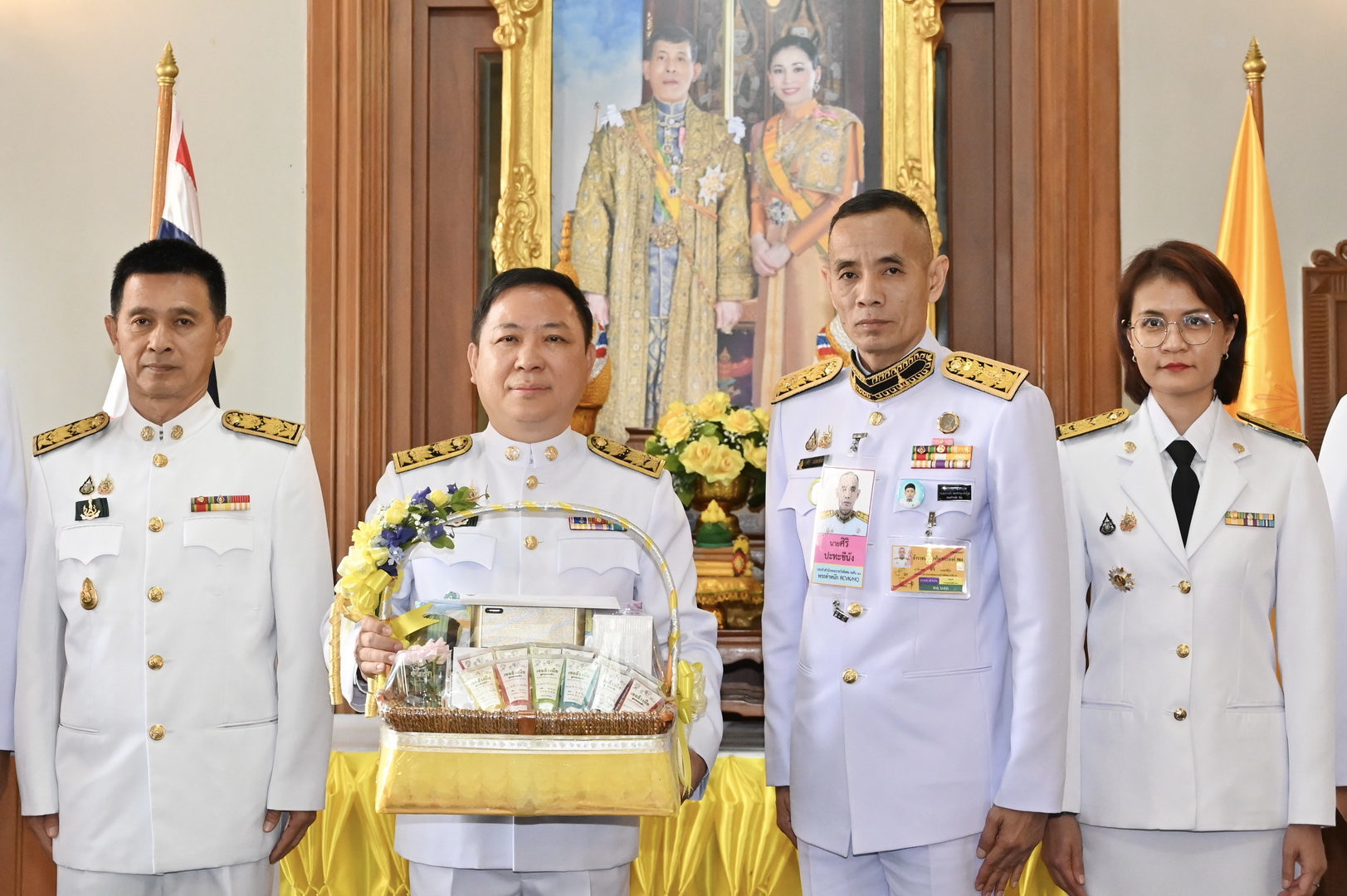 พระบาทสมเด็จพระเจ้าอยู่หัว ทรงพระกรุณาโปรดเกล้าฯ พระราชทานกระเช้าพระราชทานฯ แก่อธิบดีกรมปศุสัตว์ 