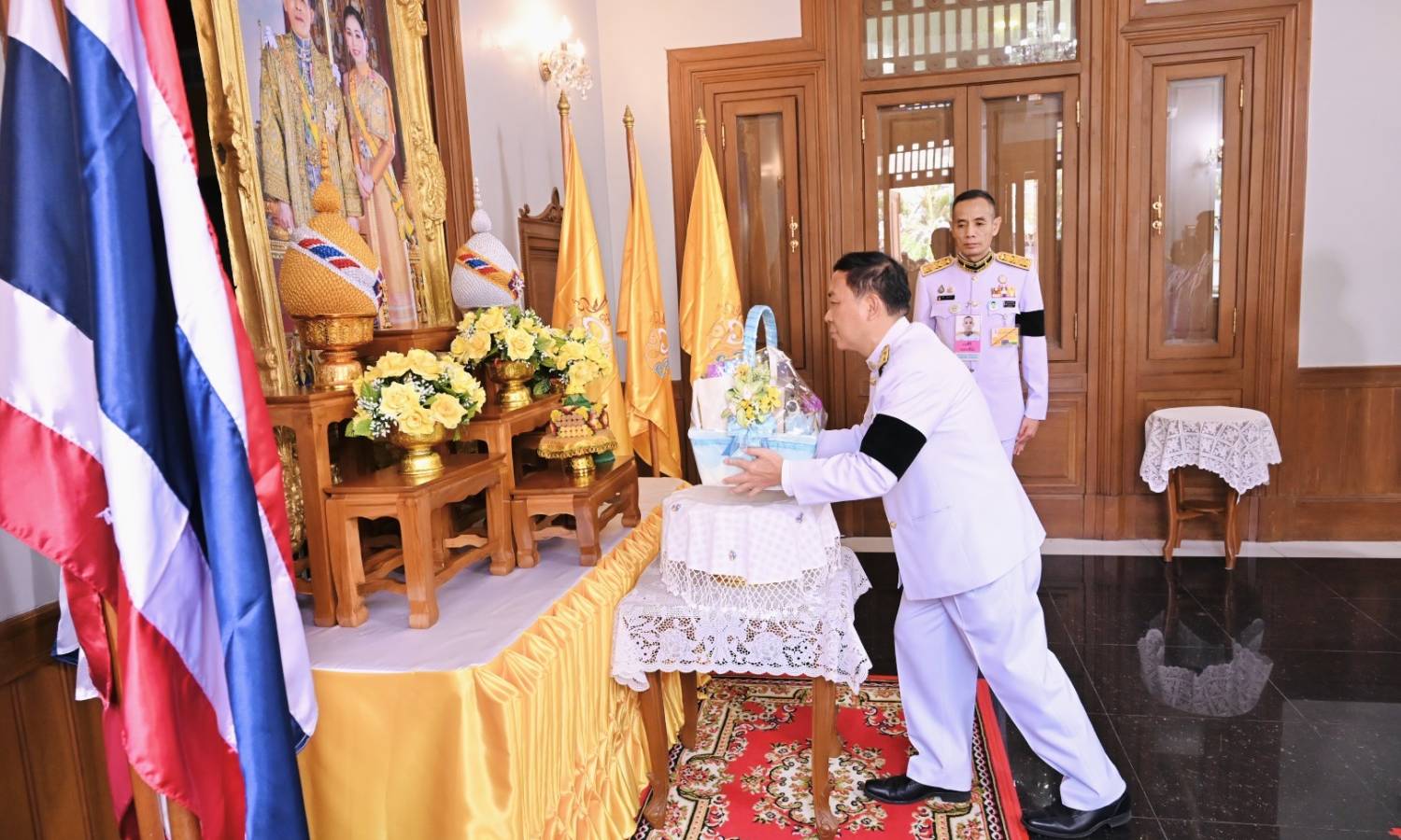 พระบาทสมเด็จพระเจ้าอยู่หัว พระราชทานกระเช้าของขวัญ เพื่อเป็นขวัญและกำลังให้แก่ข้าราชการกรมปศุสัตว์