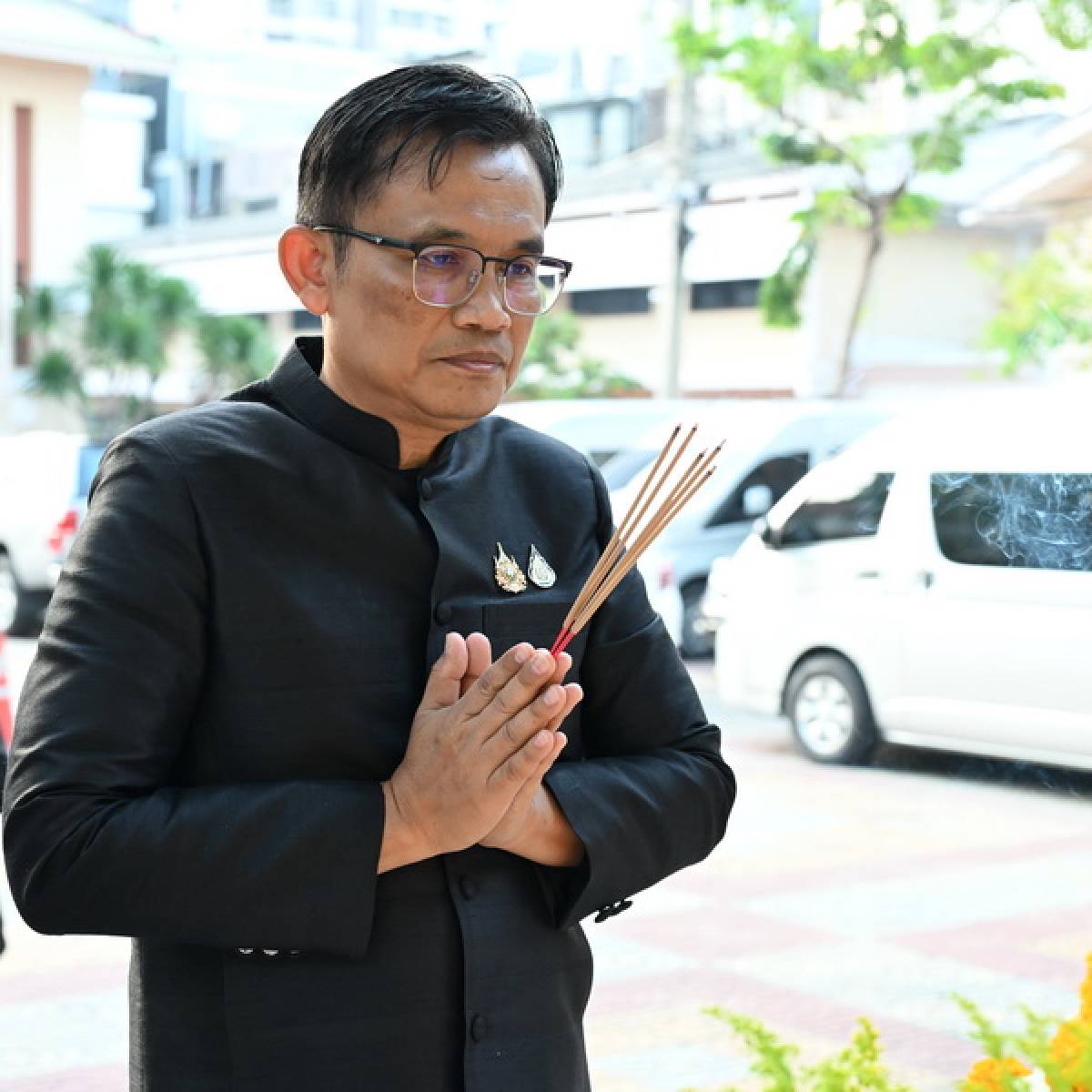 รองอธิบดีกรมปศุสัตว์ ไหว้สักการะสิ่งศักดิ์สิทธิ์ประจำกรมปศุสัตว์ เพื่อความเป็นสิริมงคล เนื่องในโอกาสเข้ารับตำแหน่งใหม่