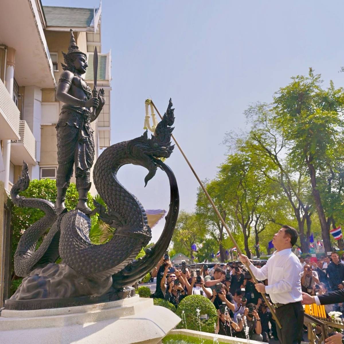 รมว.เกษตรฯ พร้อม 2 รัฐมนตรีช่วยฯ เข้าสักการะสิ่งศักดิ์สิทธิ์ประจำกระทรวงเกษตรและสหกรณ์ พร้อมมอบนโยบายฯ เนื่องในโอกาสเข้ารับตำแหน่งใหม่